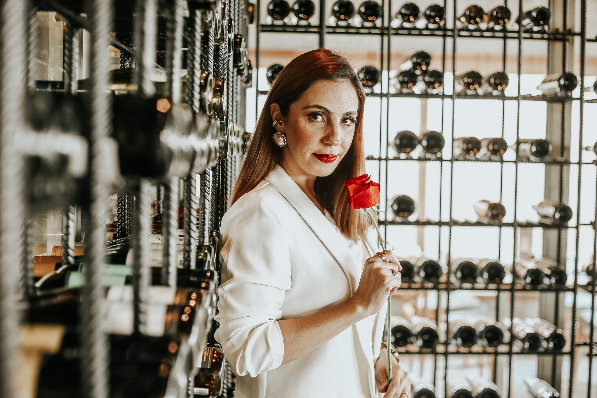 Paula Marques segurando rosa